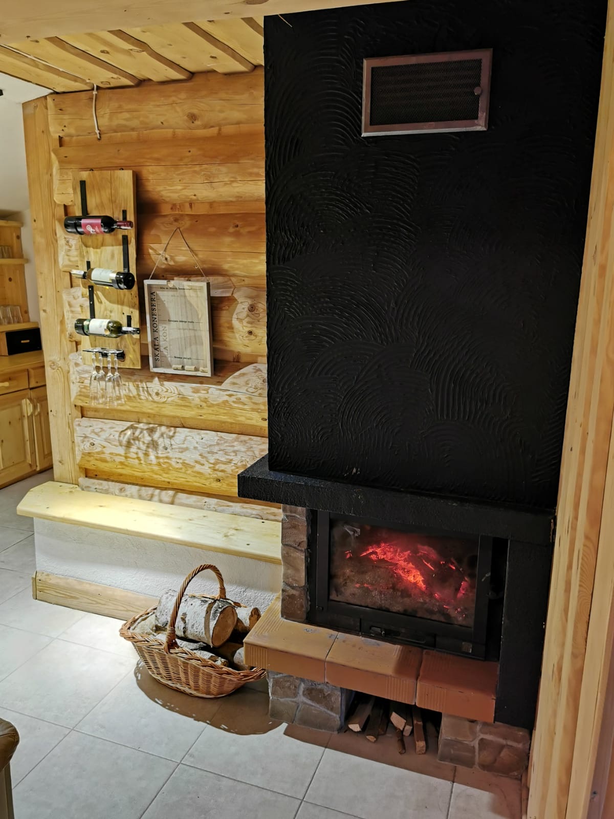 Klimatyczny salon z kominkiem
